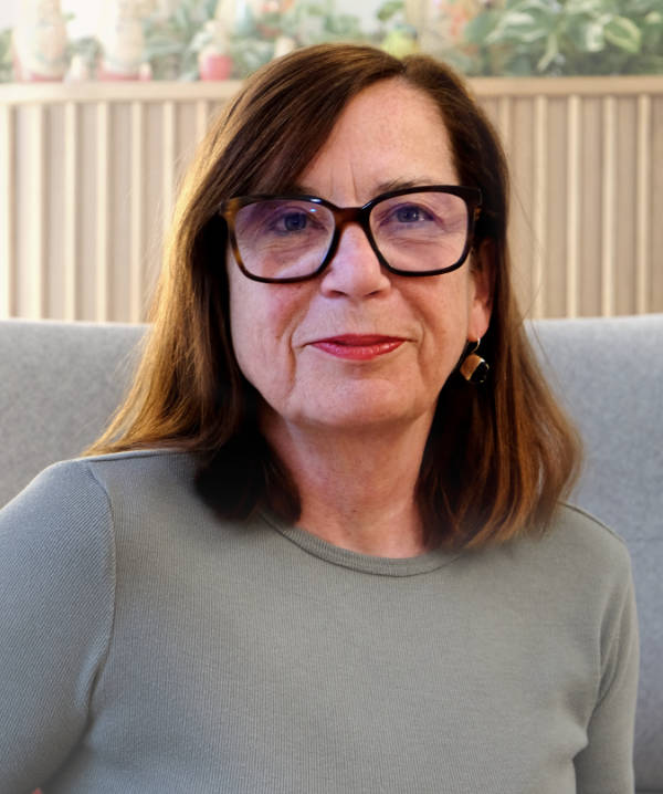 Ein Portraitfoto von Psychotherapeutin Friederike Parisot-Baumgartner in ihrer Praxis in Wien Währing