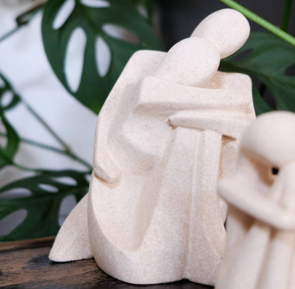Bild von zwei Figuren, die sich umarmen
